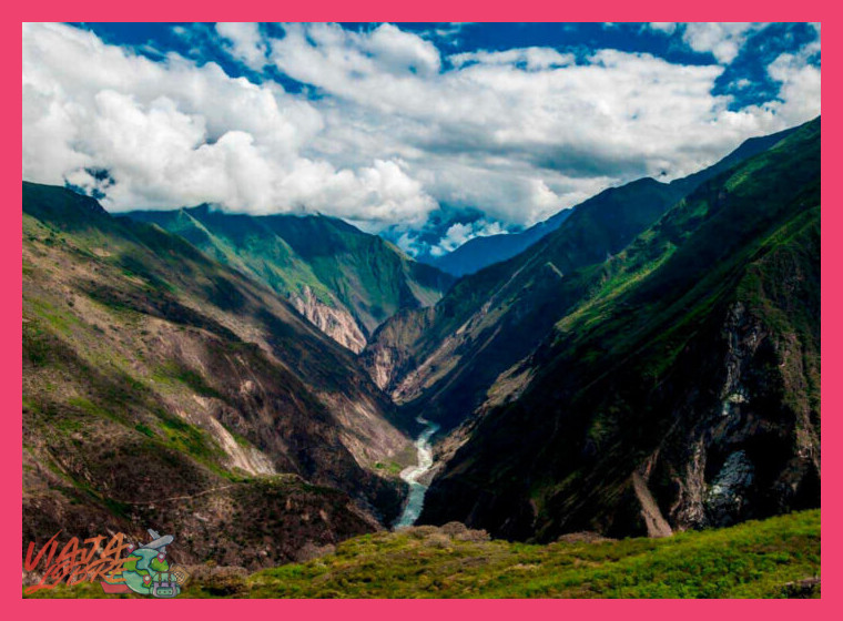 2. Los Cañones de Apurímac: Miradores Naturales con Historia Viva