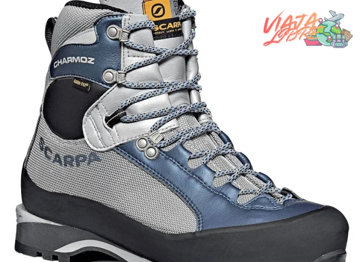 5 cm adicionales) para permitir la expansión del pie durante caminatas largas.</p><p><ol><li><strong>¿Cómo escoger la bota ideal para alta montaña, según Tatoo Adventure Gear?</strong> </li></p>
<p></ol>La bota ideal para alta montaña, basada en la experiencia de Tatoo Adventure Gear, requiere características técnicas como rigidez en la suela para usar crampones, aislamiento térmico con materiales como Thinsulate o Primaloft, y una caña alta que proteja el tobillo en terrenos con nieve o hielo. Además, se debe priorizar la resistencia al agua con costuras selladas y probar las botas con equipo completo (mochila y ropa térmica) para evaluar el ajuste bajo condiciones reales.