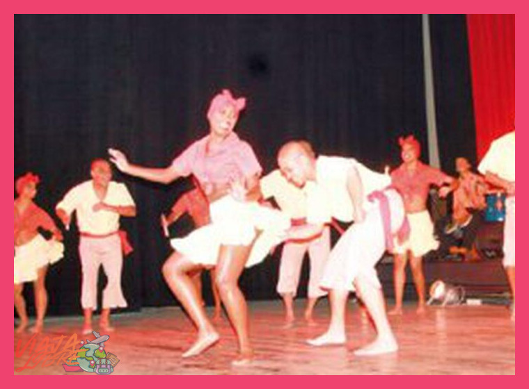 5. Ritmo y Color: Música y Danzas que Acompañan la Experiencia