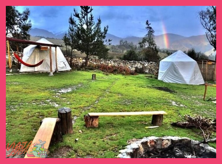 Además del camping, ¿cómo las estancias rurales en la Cordillera Blanca ofrecen una forma de alojamiento inmersivo para explorar los entornos naturales de Huaraz?