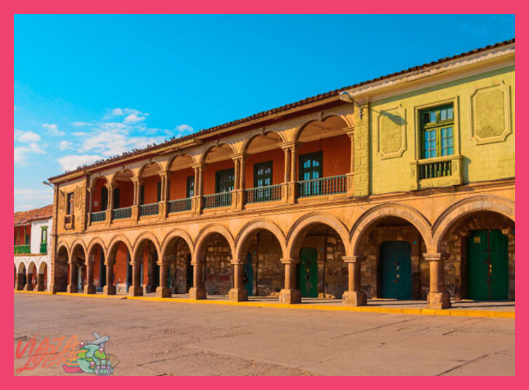 Además del centro histórico, ¿qué otros atractivos arquitectónicos o naturales alrededor de Arequipa son imprescindibles en un itinerario de 3 días?