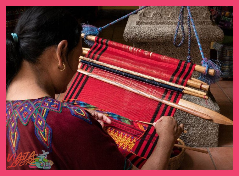 Artesanía con Alma: Tejido en Telar de Cintura y Simbología