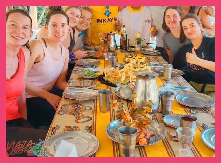 ¿Cómo es la logística de campamento y la alimentación durante el trek?