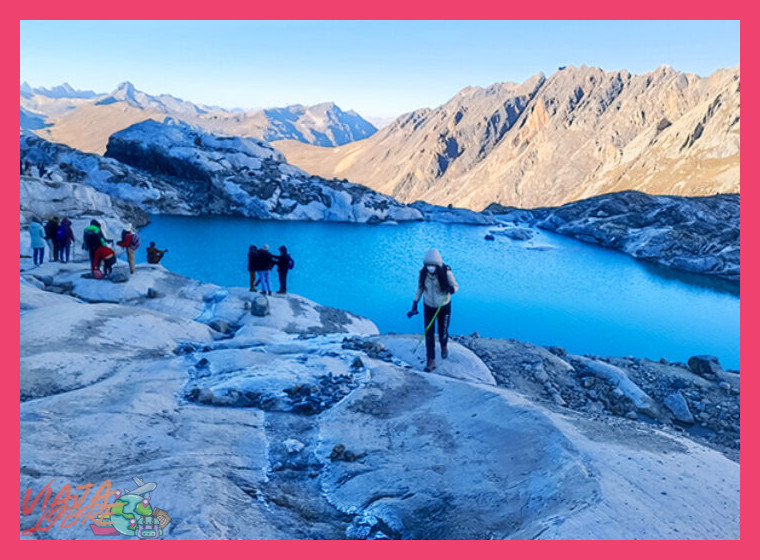 ¿Cómo se compara la travesía por la Cordillera Raura con otros trekking peruanos como el del Huayhuash?