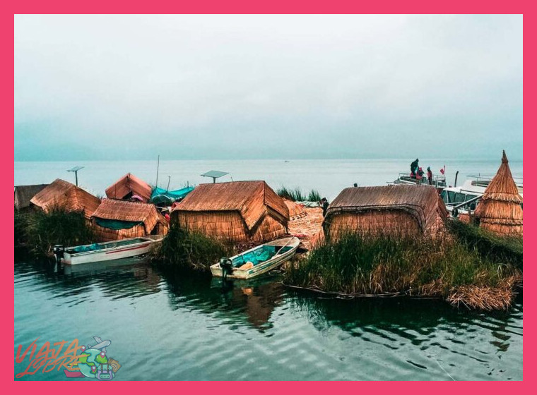 ¿Cómo se construyen y mantienen las islas flotantes de los Uros en el Lago Titicaca?