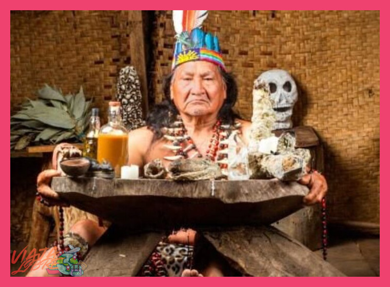 ¿Cómo se denomina la ceremonia tradicional de ayahuasca conducida por chamanes en un contexto de retiro selvático?
