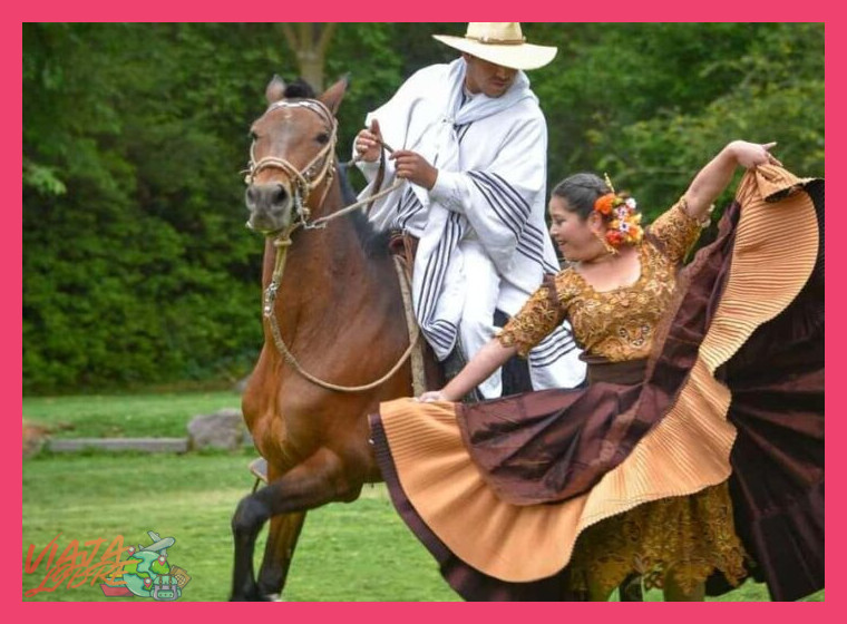 ¿Cómo se entrelazan las tradiciones vivas de Trujillo, como la marinera y los caballos de paso, con el legado histórico de la cultura Mochica en la región?