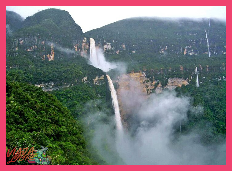 ¿Cómo se integra la catarata Gocta, como destino emblemático, en la oferta de turismo rural de la región amazónica peruana?