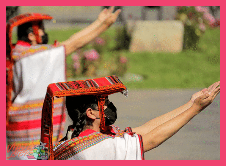 ¿Cómo se manifiesta y preserva la lengua y la cosmovisión quechua en la convivencia diaria de estas comunidades textiles?