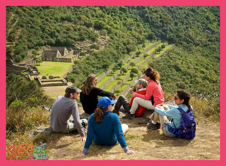 ¿Cuál es el costo aproximado del tour de 4 días al complejo arqueológico de Choquequirao e incluye entradas, guiado y equipo?