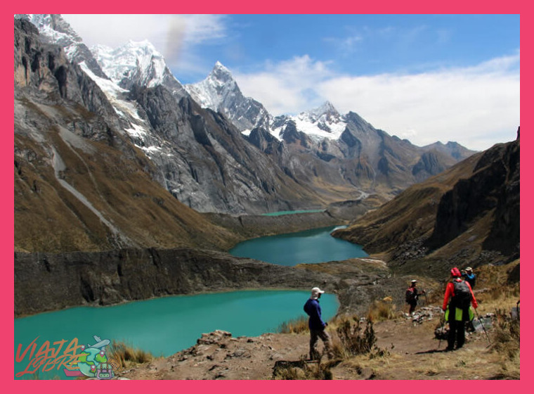 ¿Cuál es el desglose de costos estimado para realizar el circuito clásico de Huayhuash en 8 días, incluyendo guía, porteadores, permisos y logística?