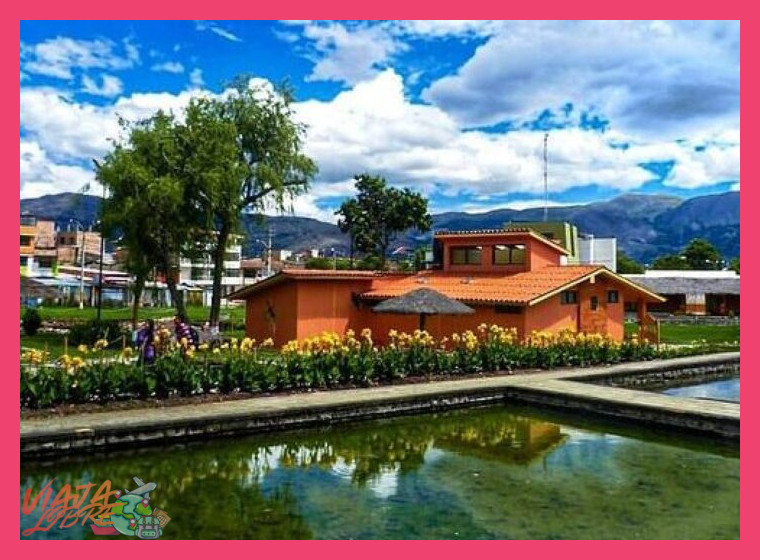 ¿Cuál es el nombre del distrito de Cajamarca que alberga los famosos Baños del Inca y que forma parte de esta experiencia?