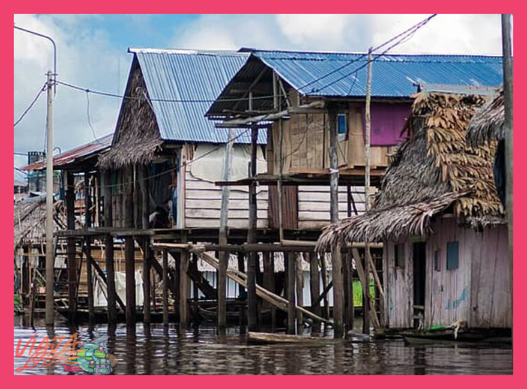¿Cuál es el nombre del emblemático barrio flotante de Iquitos que suele incluirse en los itinerarios de exploración?