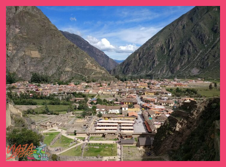 ¿Cuál es el significado etimológico y cultural del nombre 'Ollantaytambo' en la lengua quechua?