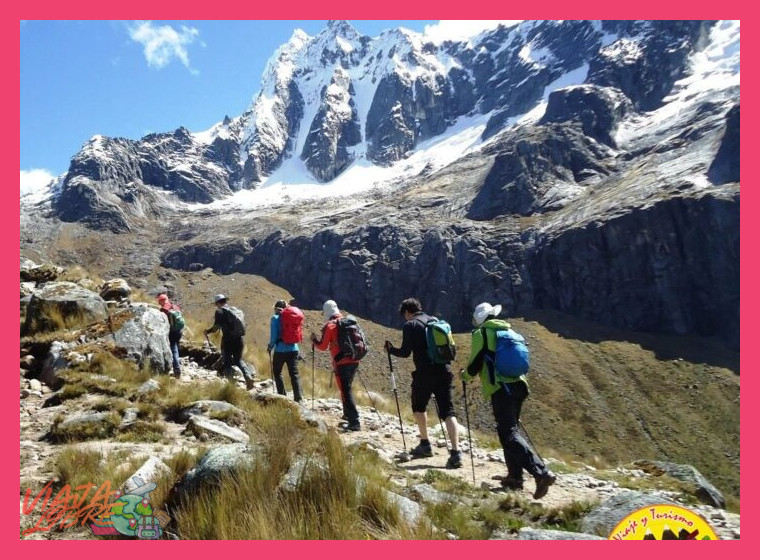 ¿Cuál es la diferencia principal entre la Laguna 69 y el Trek Santa Cruz de 4 días?