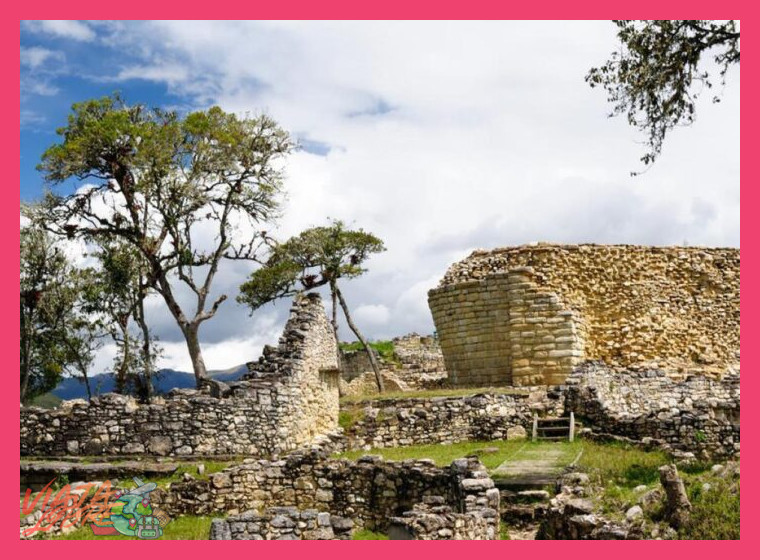 ¿Cuál es la mejor época del año para visitar la fortaleza de Kuélap, considerando el clima y la accesibilidad?