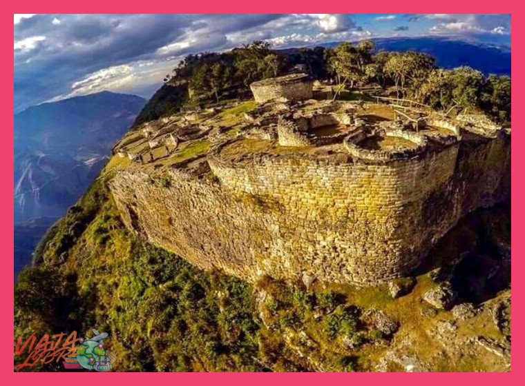 ¿Cuál fue el proceso de redescubrimiento de la Fortaleza de Kuélap en la época moderna y quiénes están asociados a este hito?