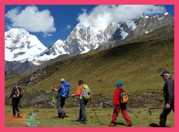 ¿Cuáles son las consideraciones de seguridad y logística para realizar un trekking autónomo en la Cordillera Raura?