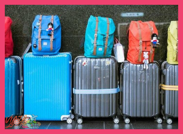 ¿Cuáles son los artículos básicos y universales que no deben omitirse al preparar una maleta para destinos combinados como la selva y la montaña?