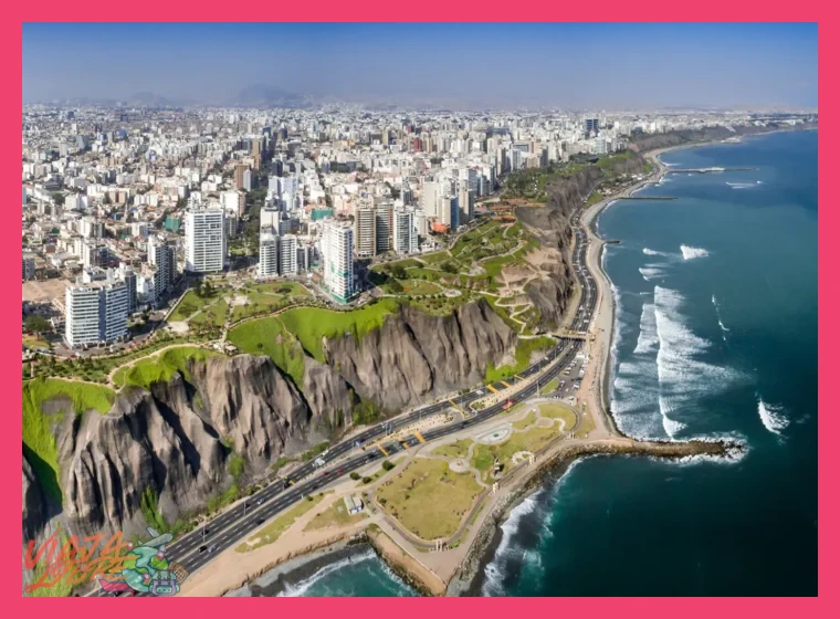 ¿Cuáles son los atractivos imprescindibles que incluye un itinerario típico de 4 días que combine la ciudad de Arequipa y el Cañón del Colca?