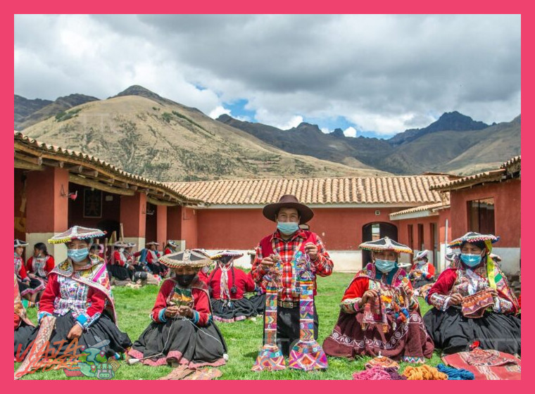 ¿Cuáles son los centros o comunidades más representativos en el sur del Cusco dedicados a la producción y transmisión del arte textil tradicional?