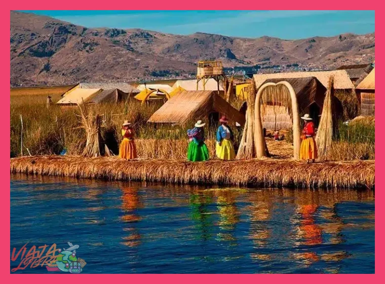 ¿Cuáles son los nombres de las principales islas flotantes artificiales del Lago Titicaca y a qué comunidades aimara pertenecen?