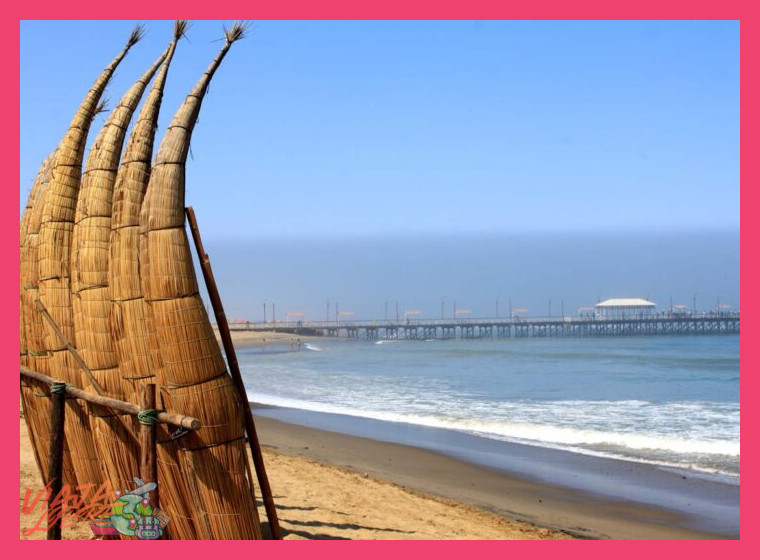 ¿De qué manera el balneario de Huanchaco sintetiza su herencia Mochica, representada en los *caballitos de totora*, con su identidad contemporánea como destino turístico y surfístico?