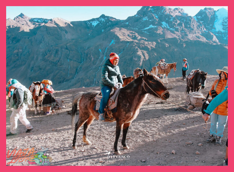 Dentro del contexto del tour de 8 días, ¿cómo se complementan las experiencias en el Valle Sagrado y la visita a la ciudadela de Machu Picchu?