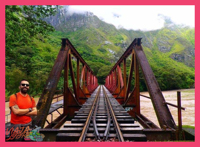 Día 2: El Camino del Tren y la Ascensión en Bus a Machu Picchu