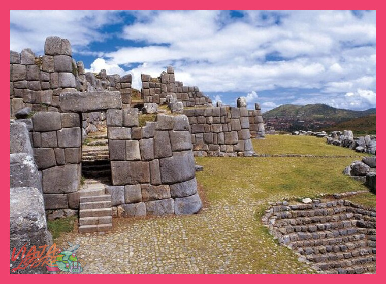 Día 2: Exploración Arqueológica: Sacsayhuamán, Q'enqo, Puka Pukara y Tambomachay