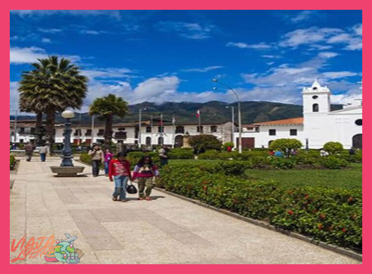 Durante la temporada de viaje a Chachapoyas, ¿las condiciones climáticas son también las más favorables para visitar la Fortaleza de Kuélap y realizar las caminatas involucradas en el itinerario?
