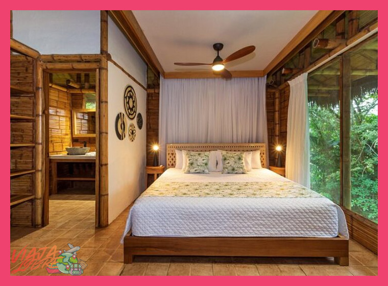 En contraste con un lodge de selva, ¿cómo se adapta y qué servicios ofrece un alojamiento rural de montaña en la vida altoandina de la Cordillera Blanca?
