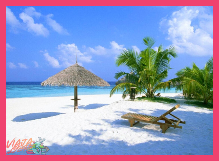 En el contexto de playas norteñas para surf y descanso, ¿qué diferencias principales hay entre destinos populares como Máncora y Lobitos?