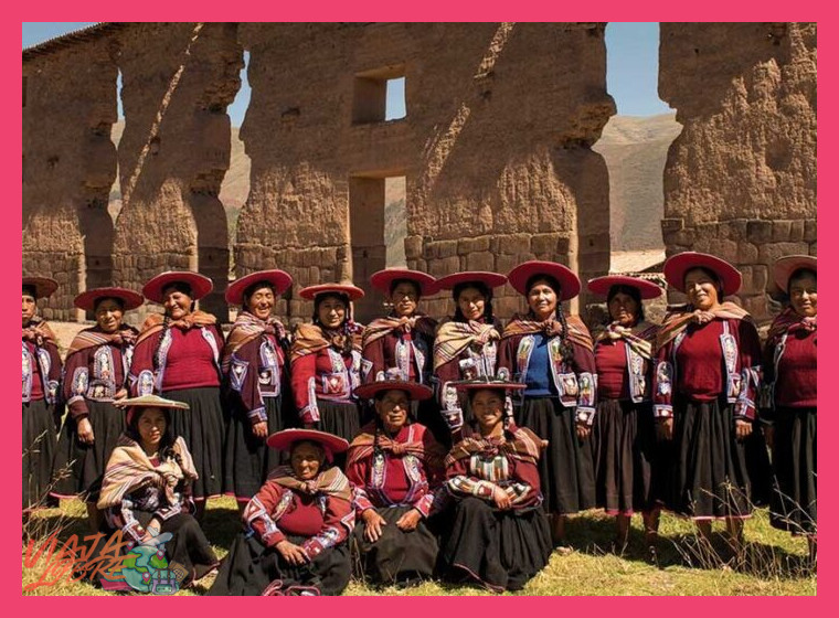 ¿En qué consiste específicamente el modelo de turismo rural comunitario que se practica en Raqchi, Cusco?