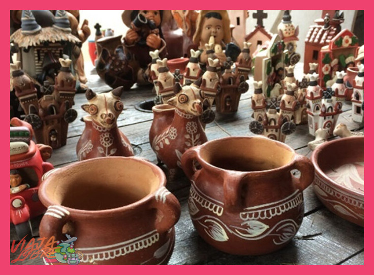 ¿En qué consisten los talleres de tejido y cerámica que se ofrecen con los artesanos ayacuchanos?