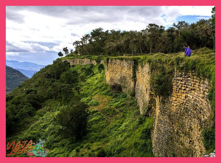 ¿En qué contexto histórico se construyó y habitó la Fortaleza de Kuélap, y cuál fue su destino tras la conquista inca?