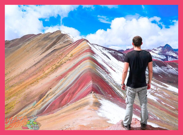 ¿En qué época del año y a qué hora del día es más favorable visitar la Montaña de los Siete Colores para apreciar su tonalidad?
