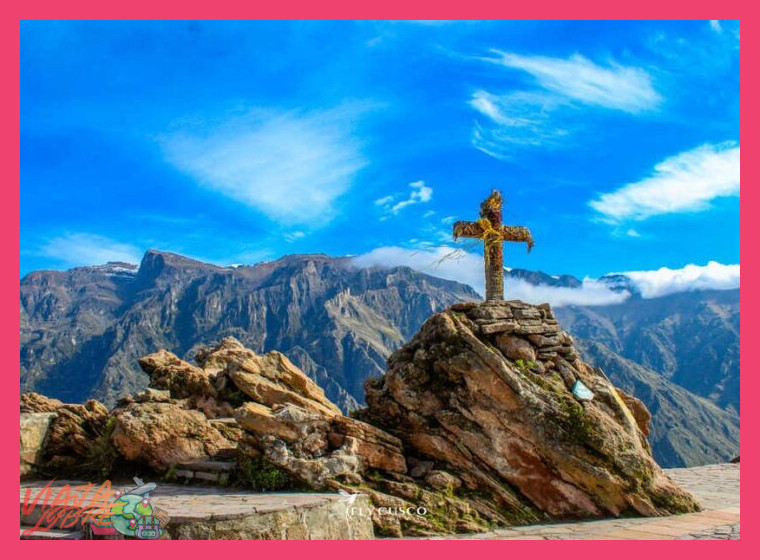 ¿En qué horario del día es más probable avistar cóndores en el Mirador de la Cruz del Cóndor dentro del Cañón del Colca?