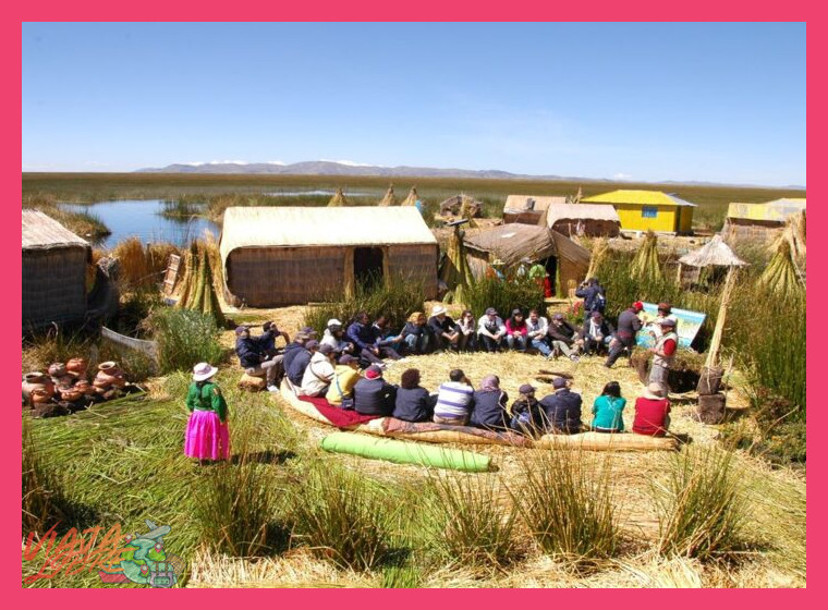 ¿En qué islas o comunidades aimaras específicas del Lago Titicaca se ofrecen estancias auténticas de 2-3 días con familias locales?