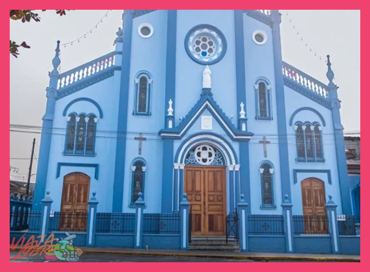¿En qué provincia y departamento del Perú se ubica Yurimaguas, considerada la puerta de entrada a la Amazonía baja?