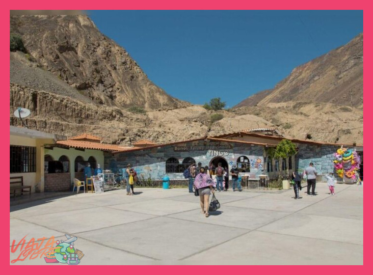 ¿Existe un costo de ingreso para visitar las fincas orgánicas en la ruta de Churín y qué tipo de experiencia comunitaria incluye?