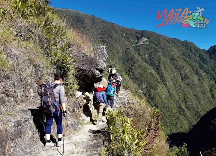 Linterna frontal con batería de repuesto para iluminar el sendero