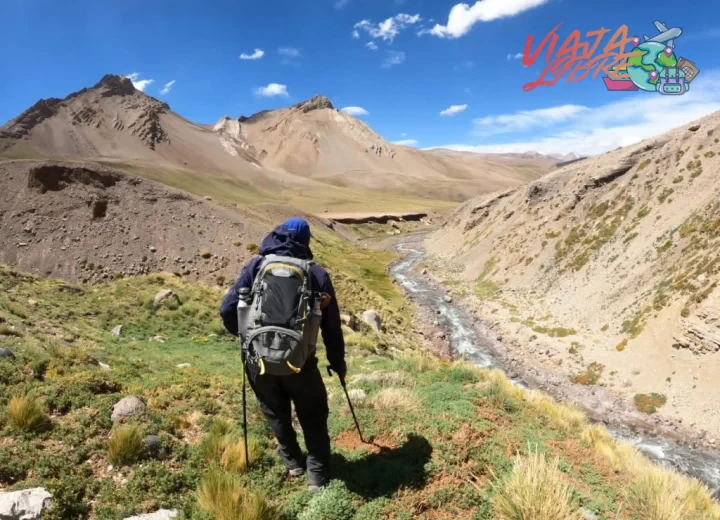 Mochila de 40-60 litros, calzado de montaña y ropa técnica por capas
