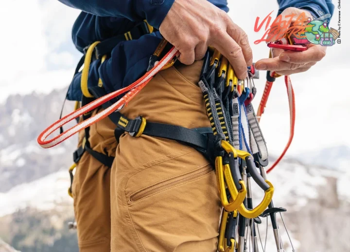 Mochila técnica de 30 a 50 litros con sistema de carga y funda impermeable