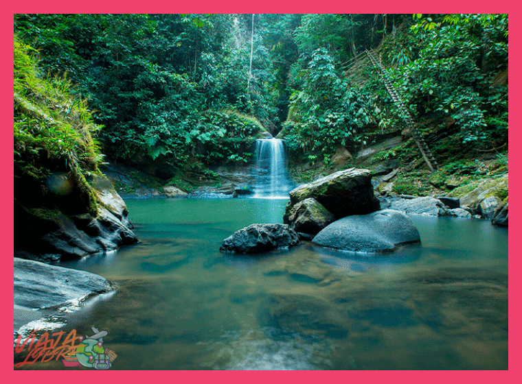 Para visitar la Laguna Azul y sus cascadas, ¿en qué zona de Tarapoto es más conveniente alojarse?