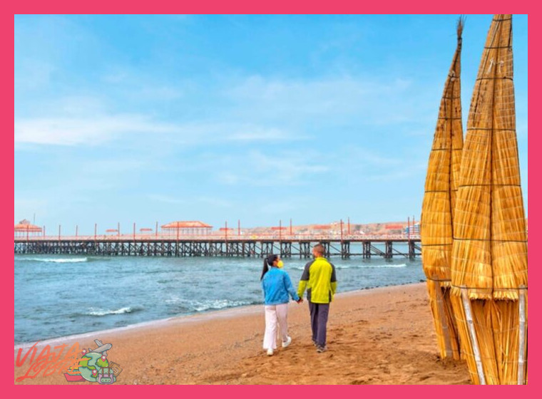 ¿Por qué la playa de Huanchaco es considerada un punto emblemático para la práctica del surf en el norte del Perú y qué características tiene su oleaje?