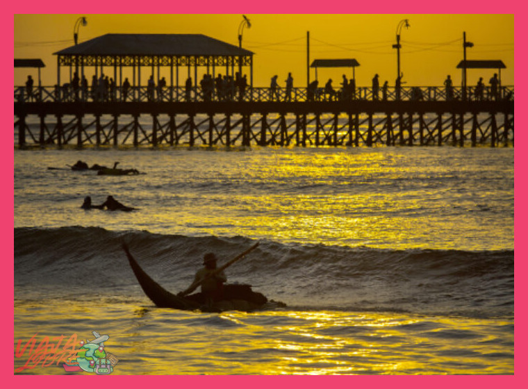 ¿Por qué los caballitos de totora son un símbolo de identidad cultural viva en Huanchaco?