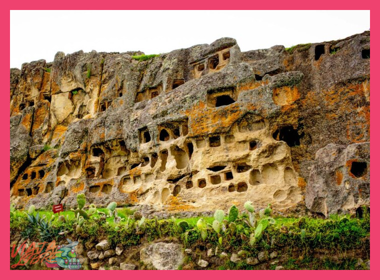 ¿Qué atractivo turístico en Cajamarca combina belleza paisajística con relevancia histórica?