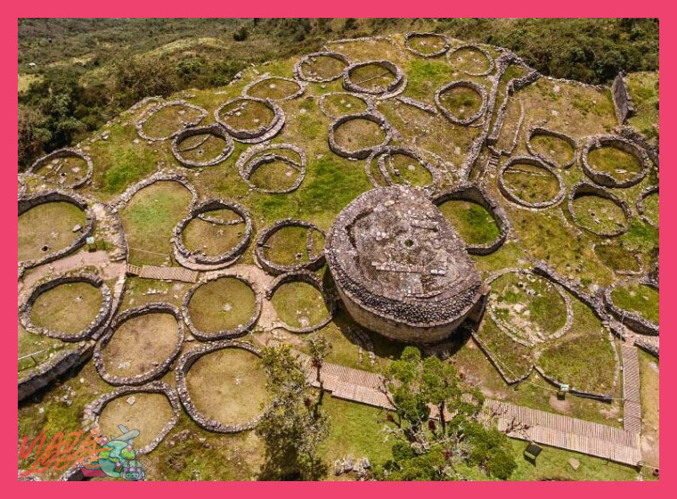 ¿Qué características arquitectónicas y estratégicas definen a la fortaleza de Kuélap como el principal centro urbano de la cultura Chachapoyas?