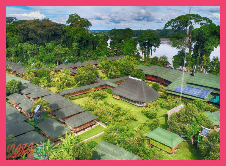 ¿Qué características definen a un 'lodge' o alojamiento ecológico y responsable dentro de la selva amazónica peruana?